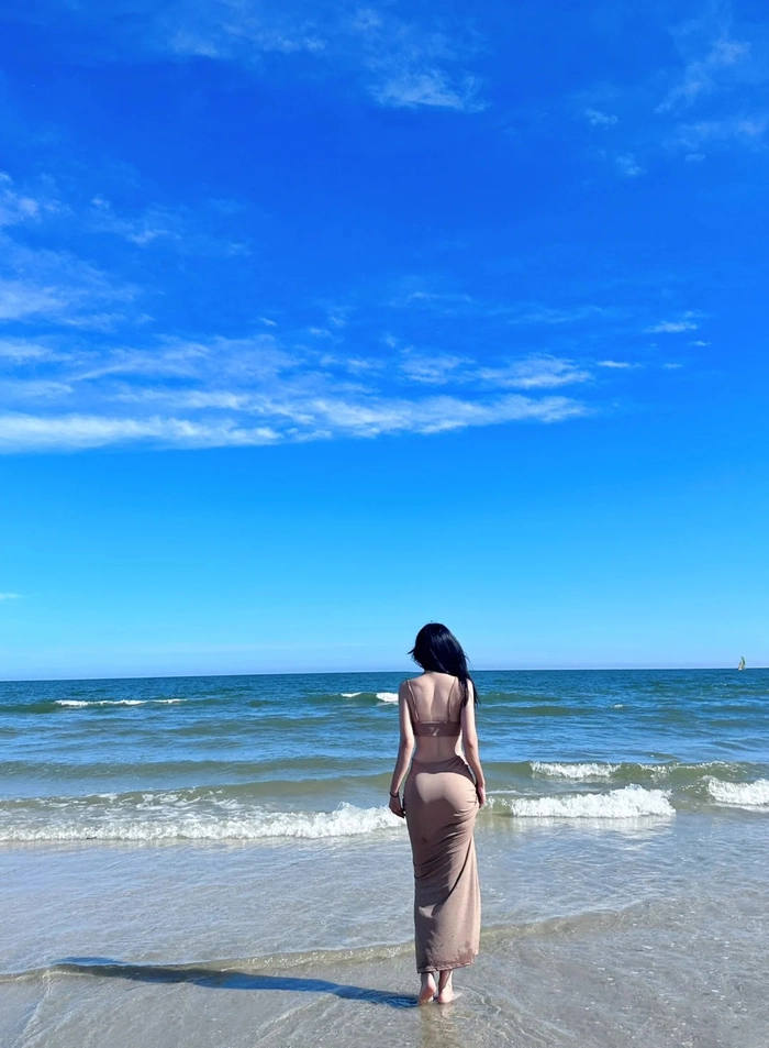 Ảnh gái xinh quay lưng ở biển