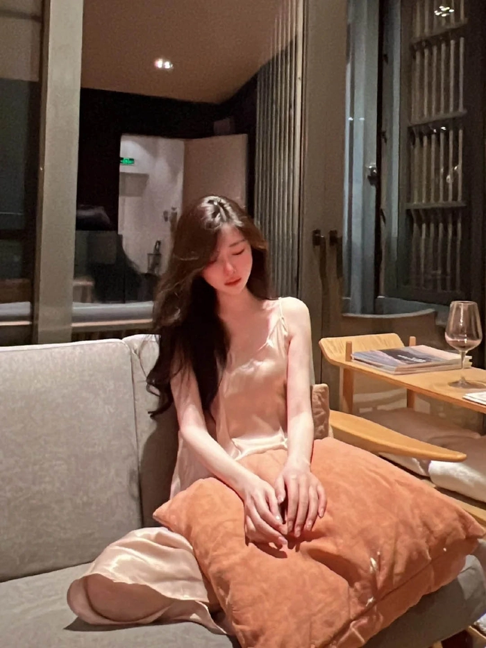 Ảnh gái xinh say ngồi tựa