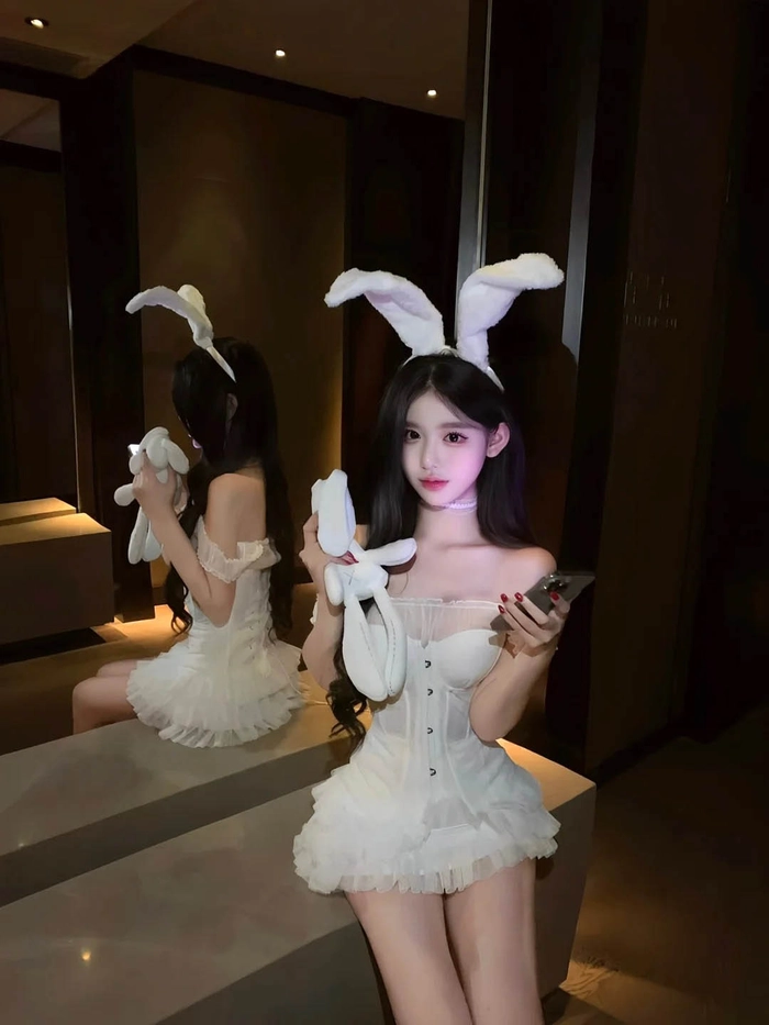 Ảnh gái xinh tóc dài cosplay thỏ ngọc