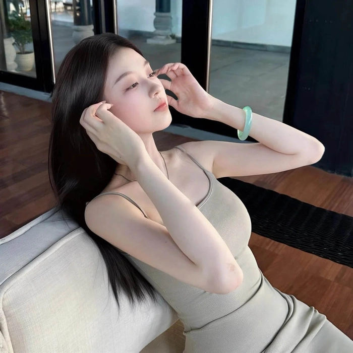 Ảnh gái xinh tóc dài tạo dáng gợi cảm