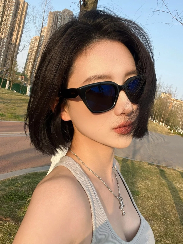 Ảnh gái xinh tóc ngắn đeo kính