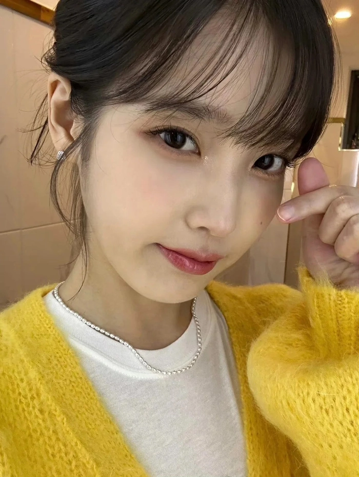 Ảnh girl Korea tạo dáng bên hoa