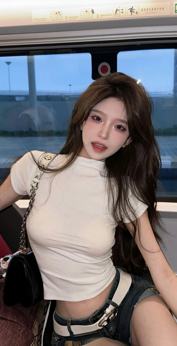 Ảnh girl slayy mặc áo croptop