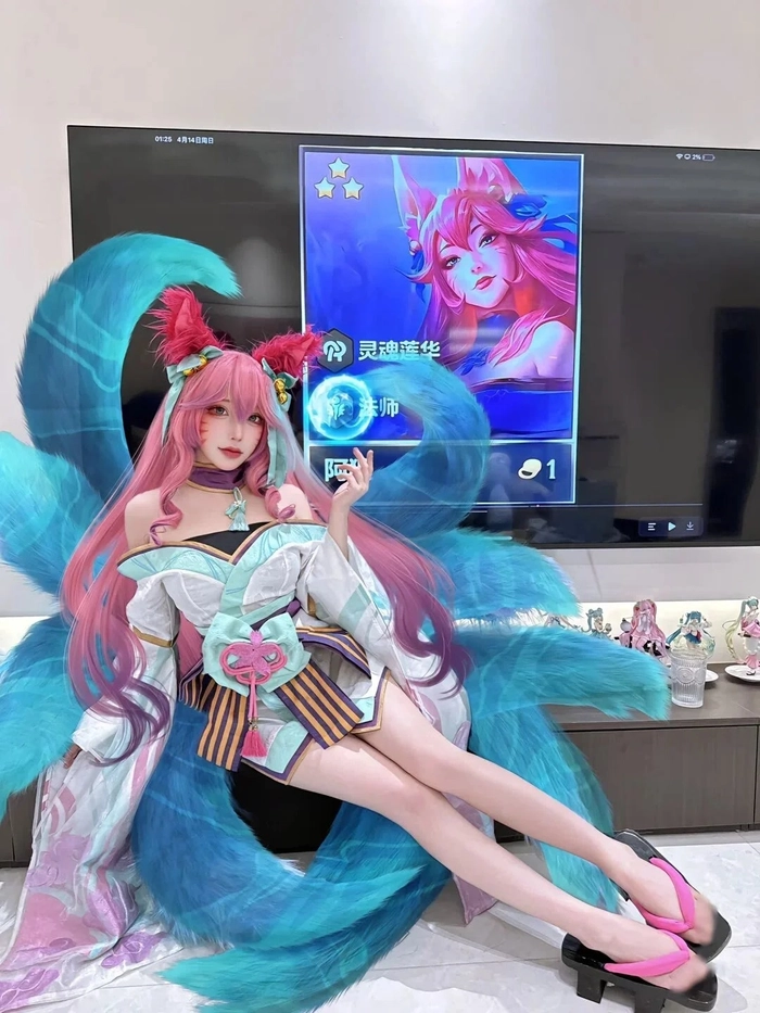 Cosplay Genshin Impact bởi gái xinh tóc dài