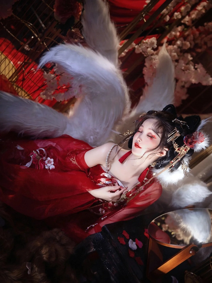 Cosplay hồ ly 9 đuôi đầy mê hoặc