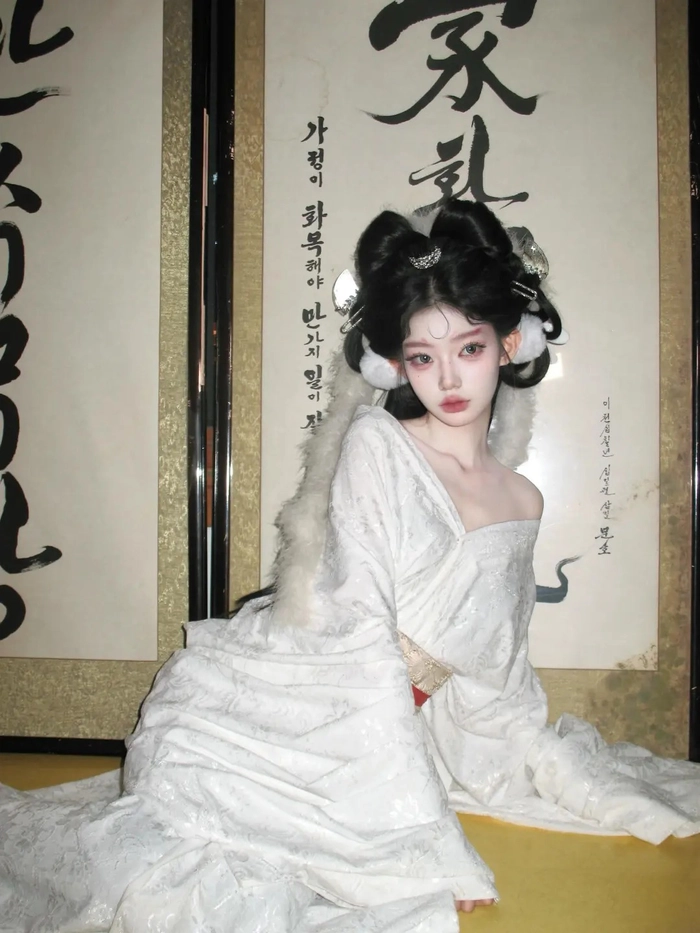 Cosplay hồ ly 9 đuôi hút mắt