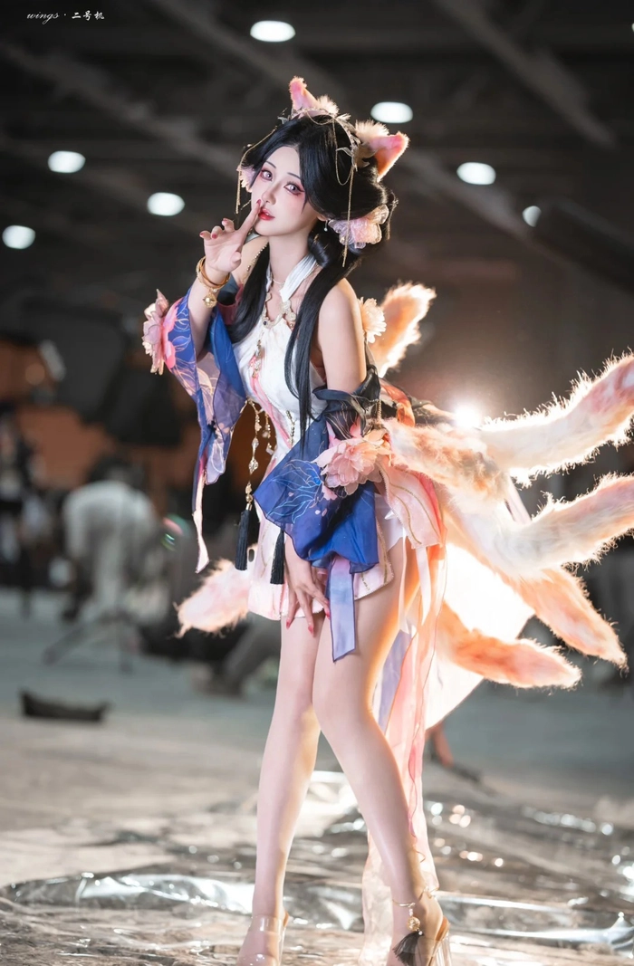 Cosplay hồ ly 9 đuôi quyến rũ