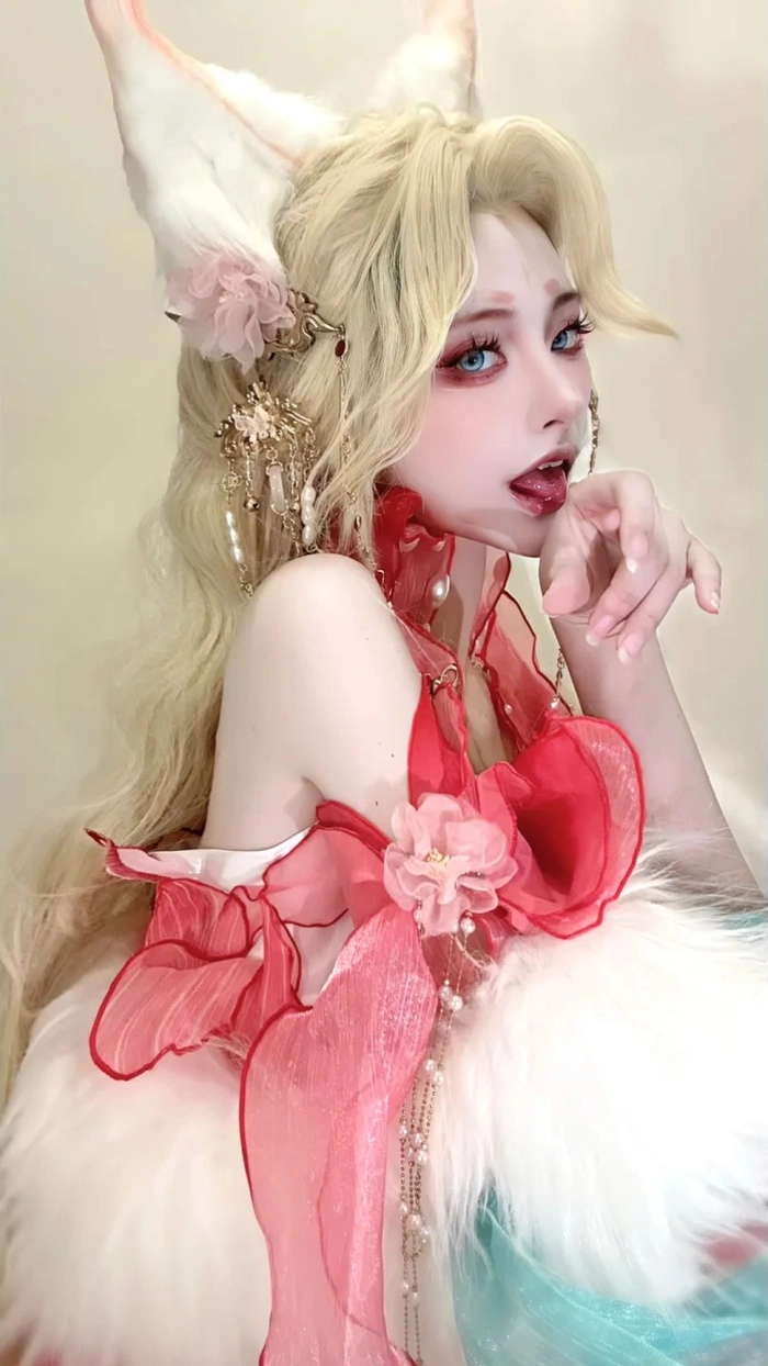 Cosplay hồ ly tinh ánh nhìn sắc sảo