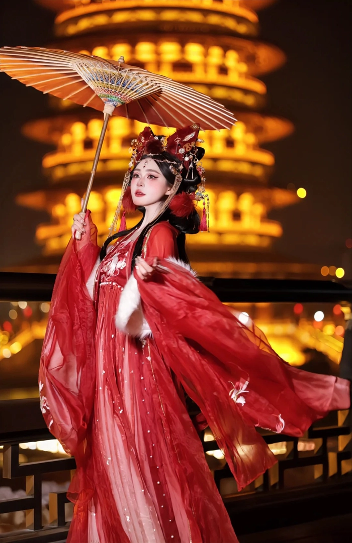 Cosplay hồ ly tinh với ánh đèn mờ ảo