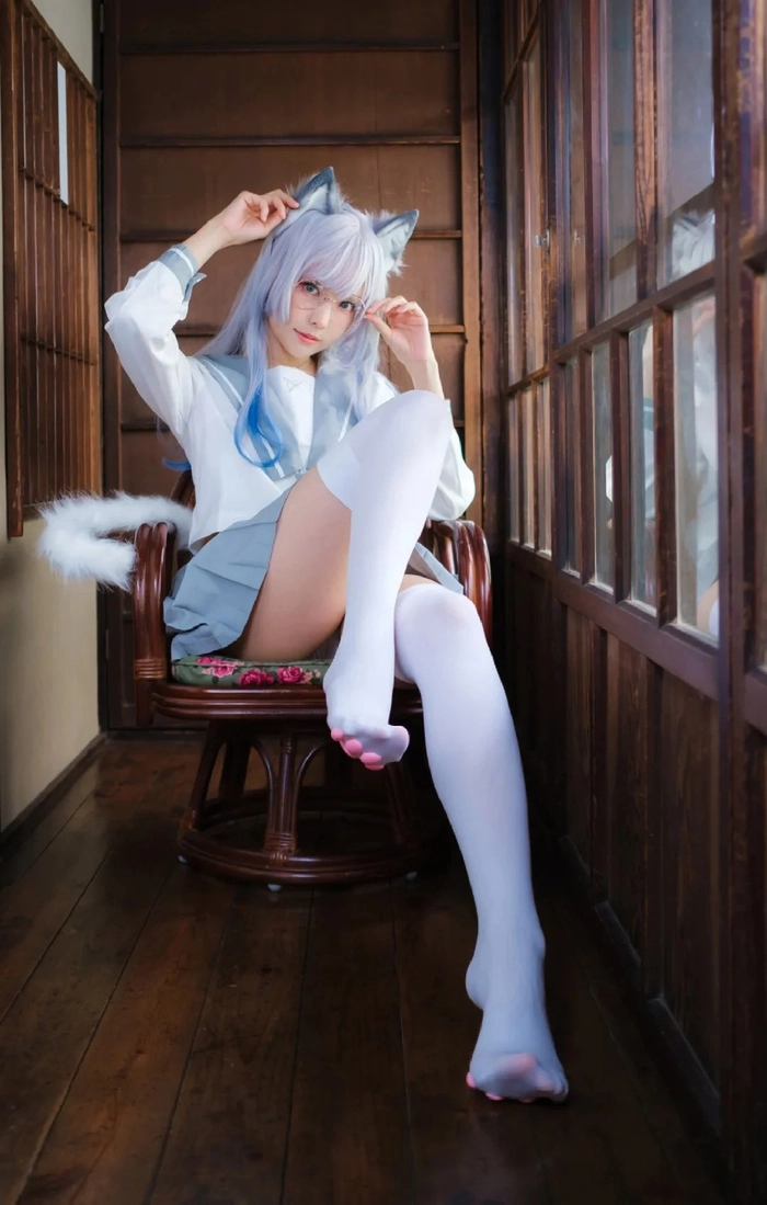Cosplay mèo cute tạo dáng trước gương
