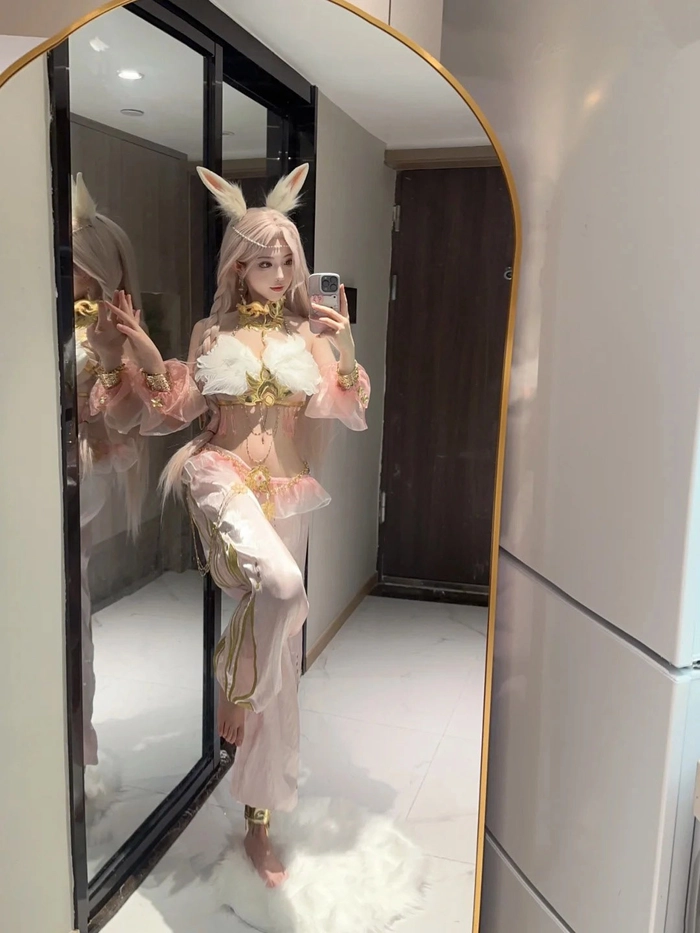 Cosplay nàng thỏ tạo dáng trước gương