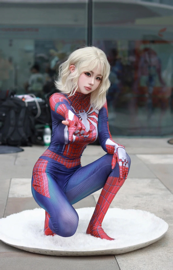 Cosplay người Nhện đen phong cách lạnh lùng
