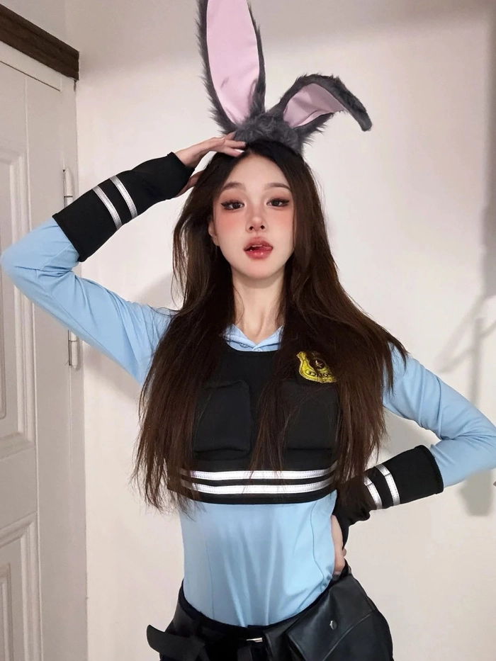 Cosplay thỏ đen với phụ kiện sang chảnh