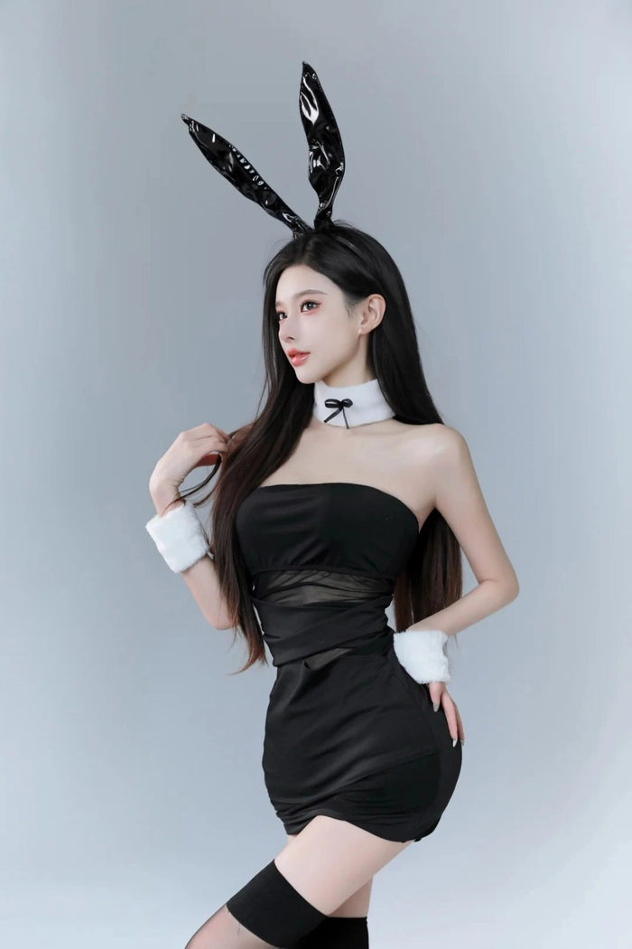 Cosplay thỏ đen với tai và đuôi giả