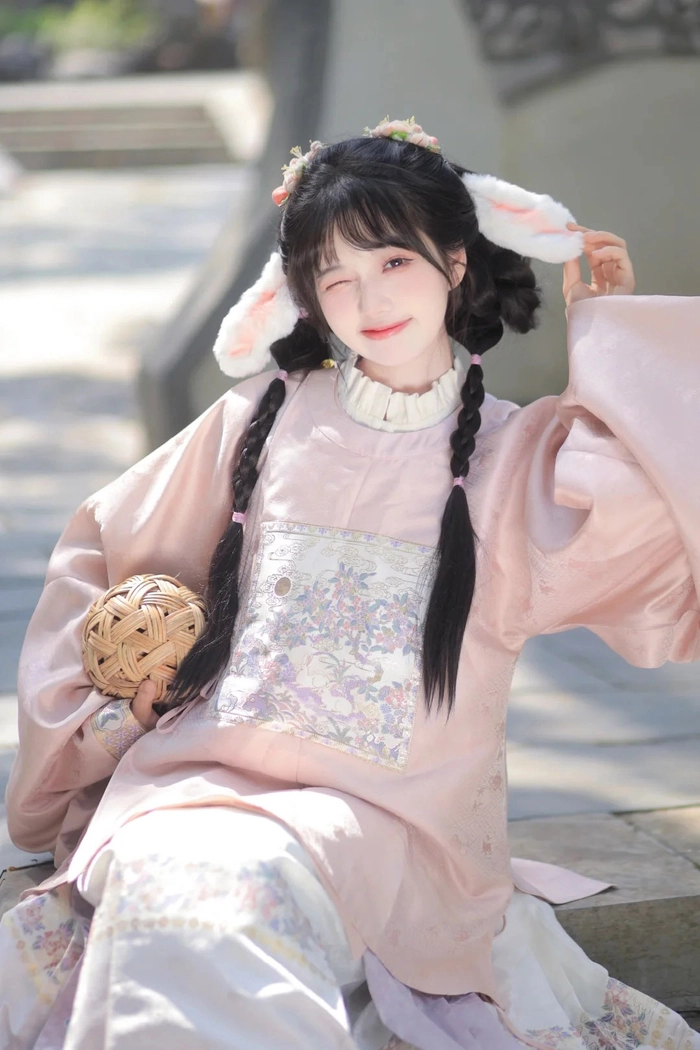 Cosplay thỏ hồng mang phong cách ngọt ngào