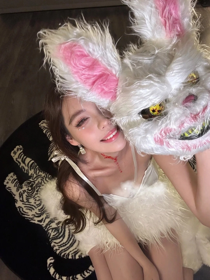 Cosplay thỏ trắng với tạo hình ma mị