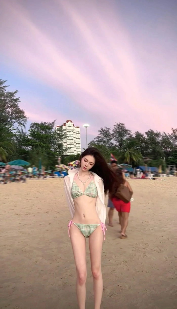 Gái Thái Lan diện bikini trắng