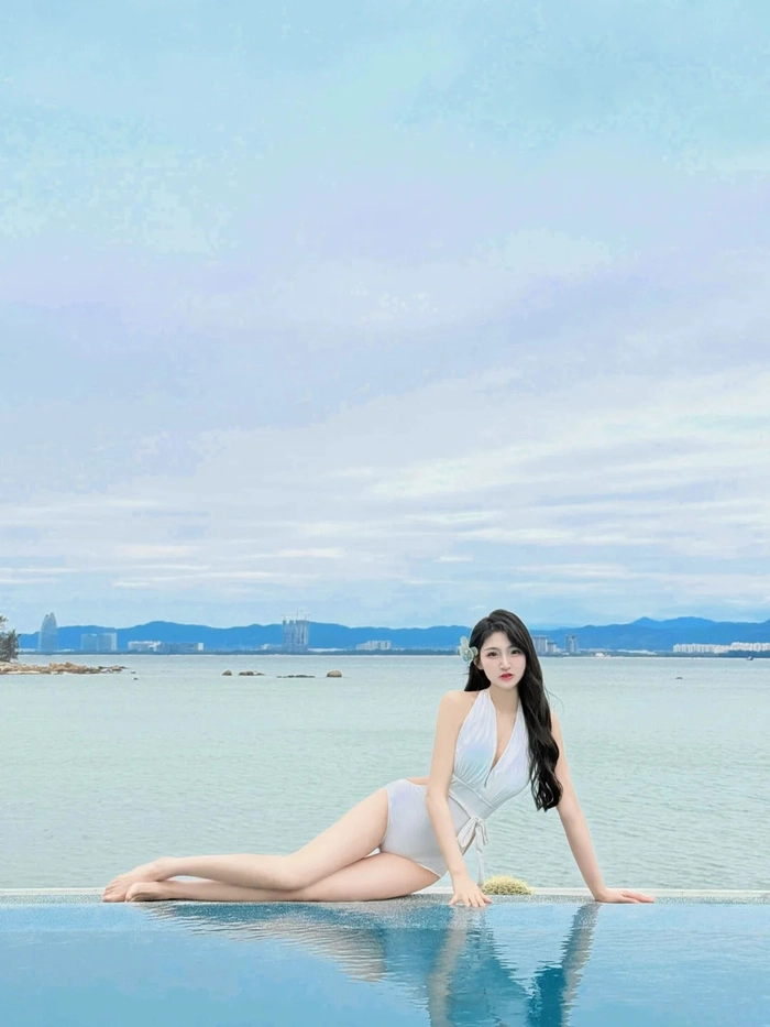 Gái Việt mặc bikini trắng quyến rũ