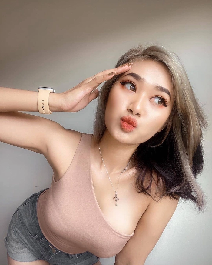 Gái đẹp Indonesia áo hở vai