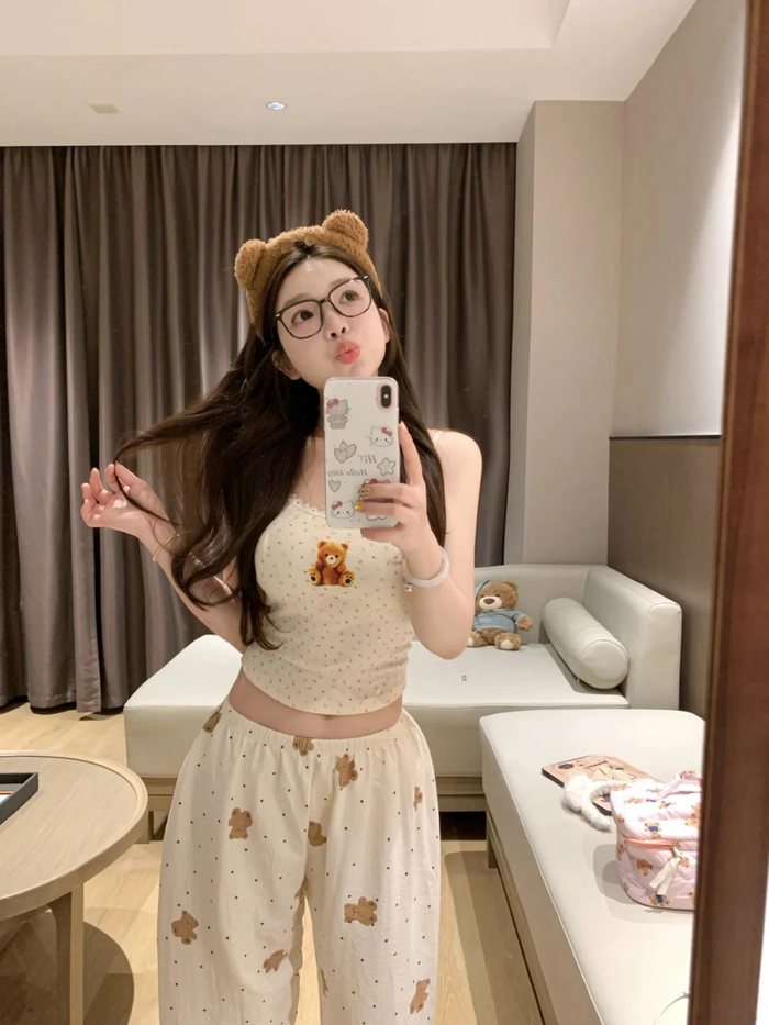Gái đẹp mặc đồ ngủ gợi cảm