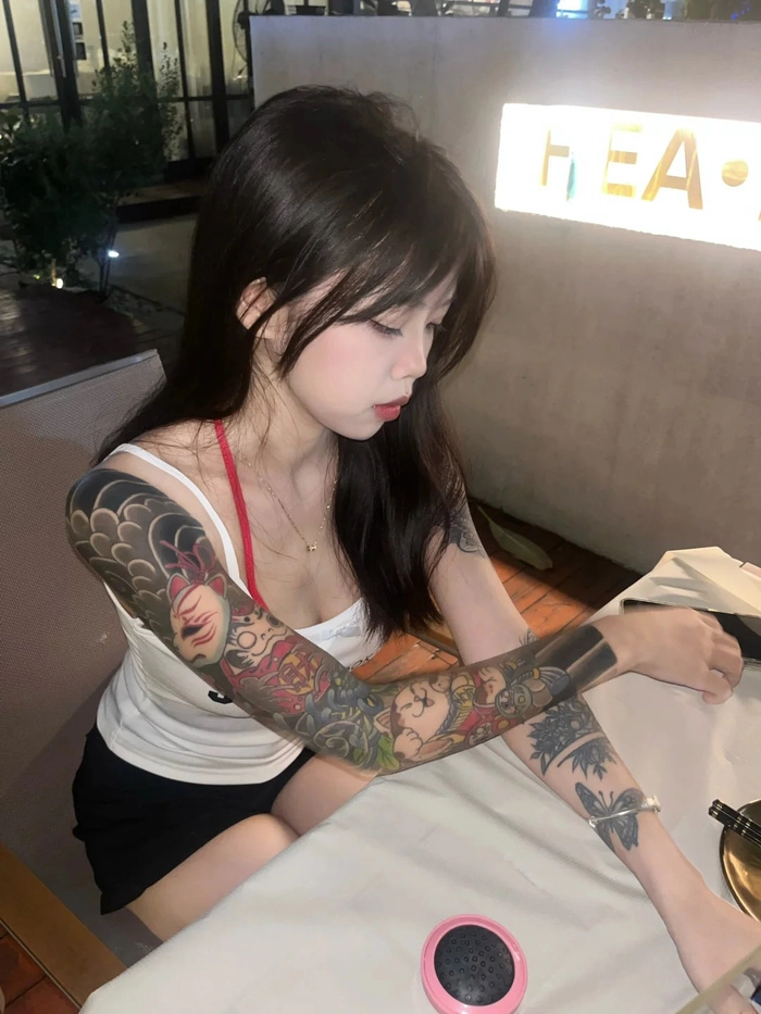 Gái đẹp xăm mình