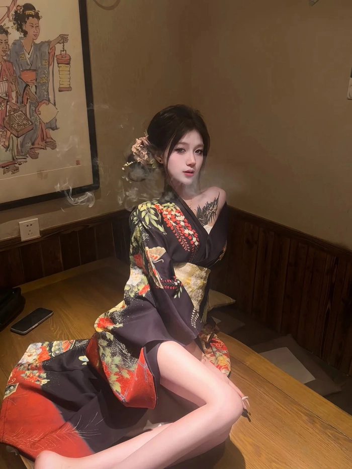 Gái mặc kimono hờ hững quyến rũ