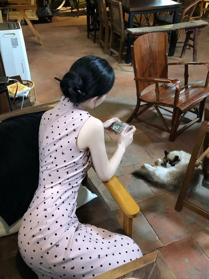 Gái mặc sườn xám bên đèn lồng