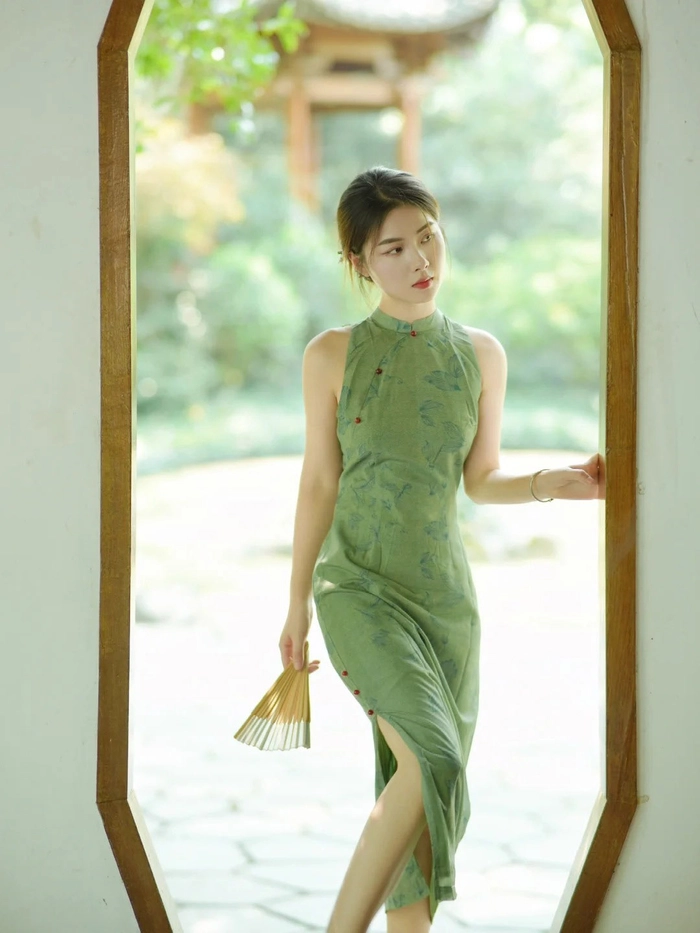 Gái mặc sườn xám hở vai