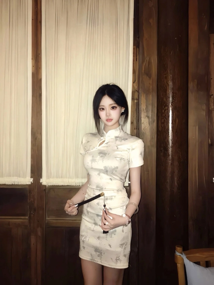 Gái mặc sườn xám pose hình