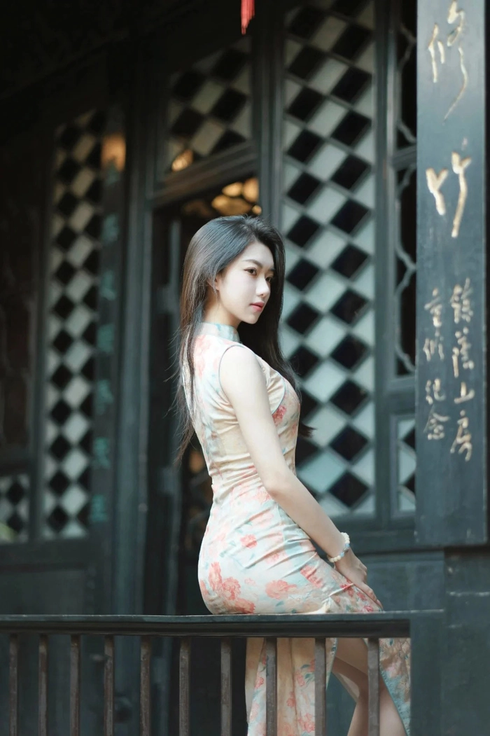 Gái mặc sườn xám quyến rũ