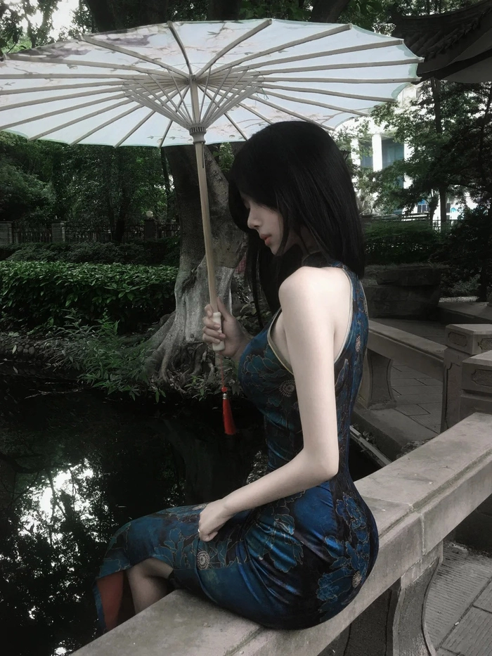 Gái mặc sườn xám sexy khoe dáng