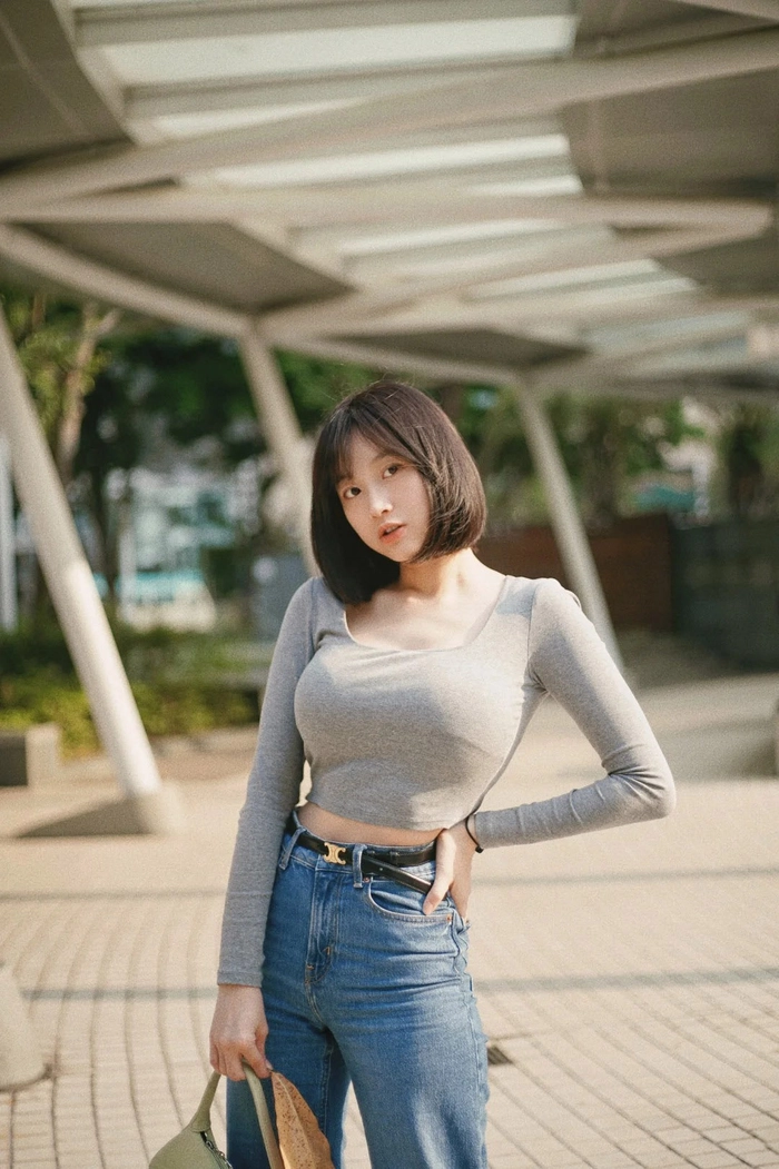 Gái tóc ngắn cute mặc đồng phục