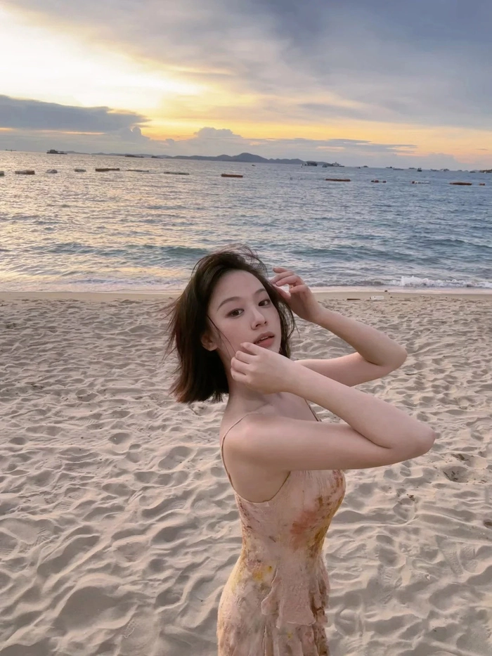 Gái tóc ngắn mặc bikini ngoài trời
