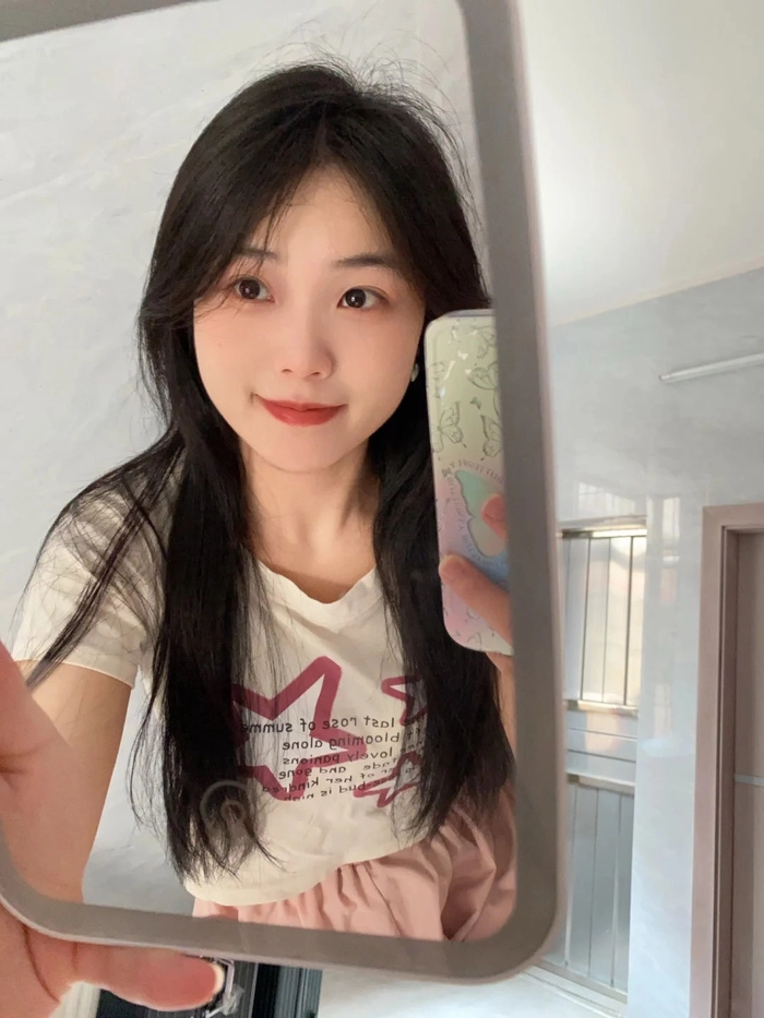 Gái xinh 2k8 tạo dáng dễ thương
