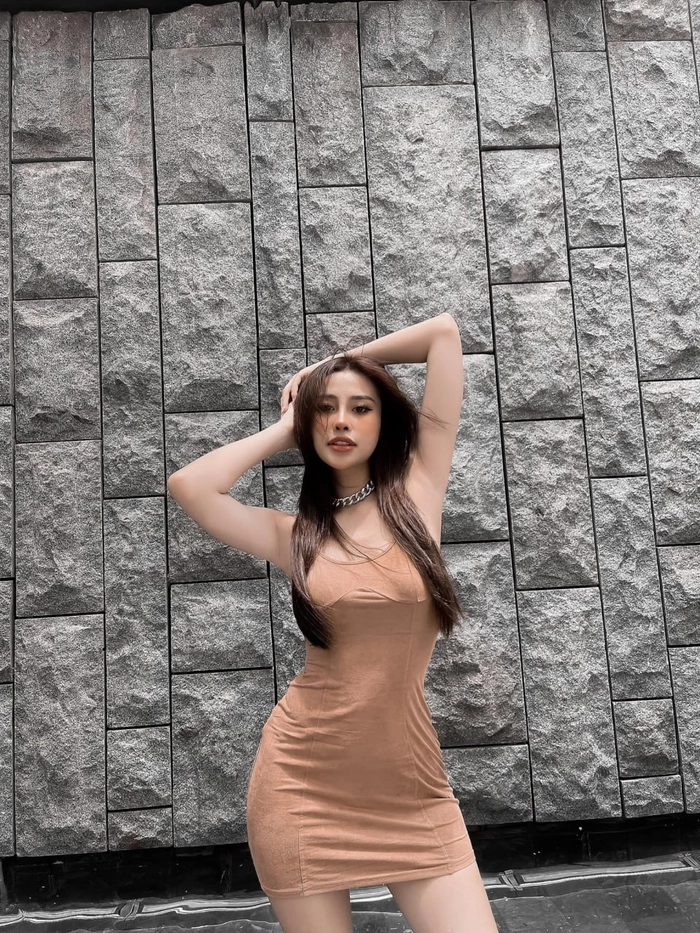 Gái xinh Hà Nội mặc váy ngắn