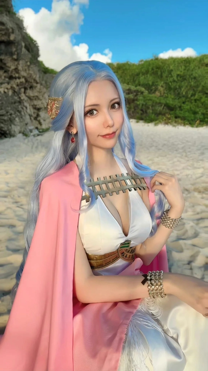 Gái xinh One Piece cosplay ngoài trời