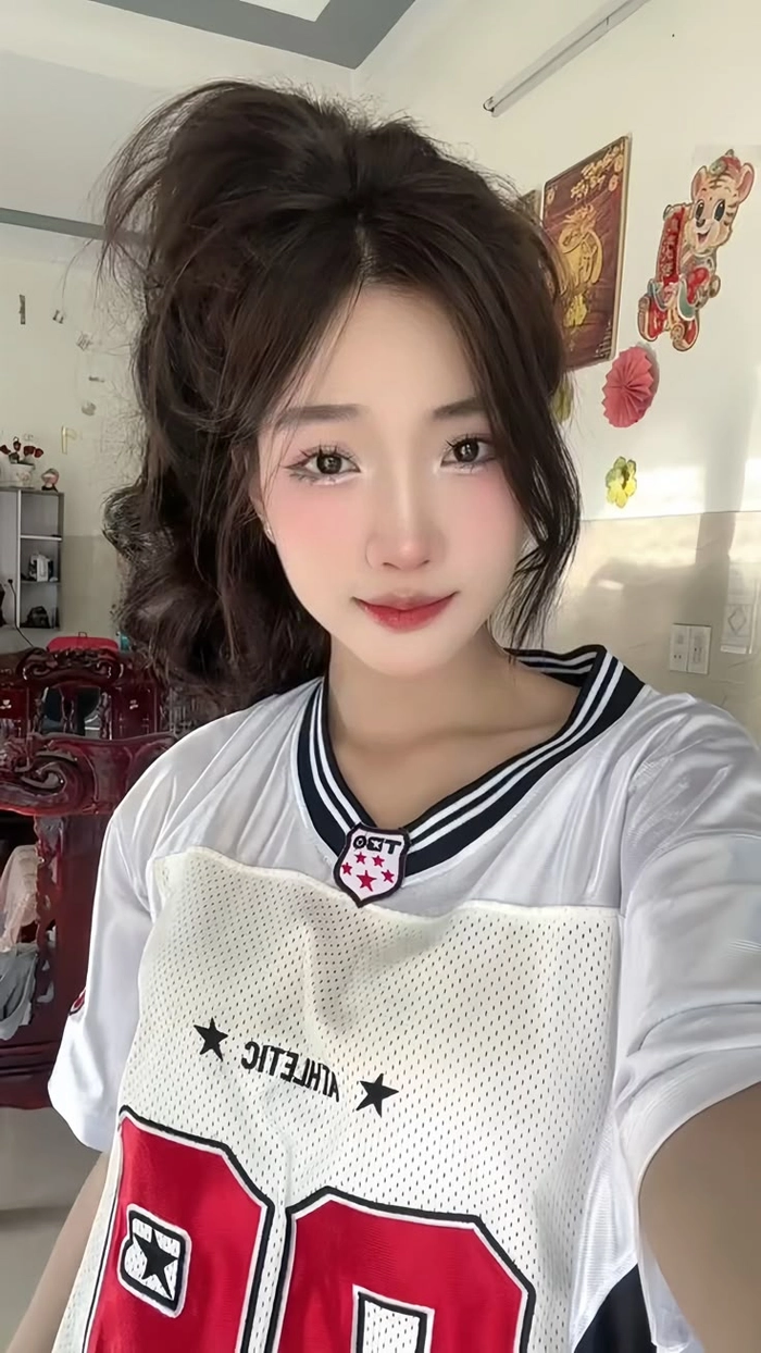 Gái xinh TikTok mặc váy học sinh