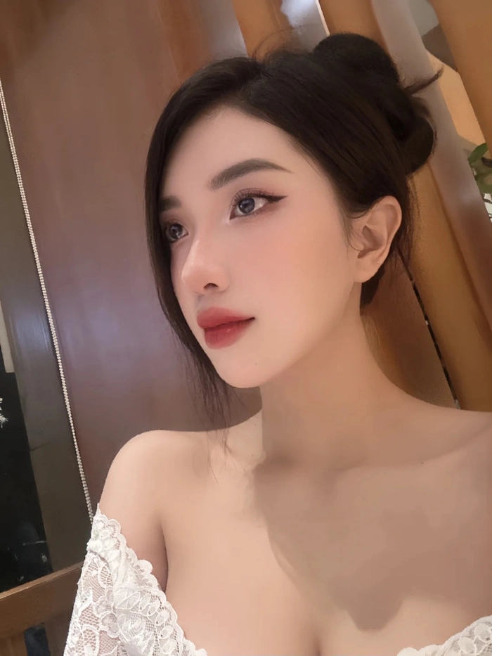 Gái xinh TikTok mặc váy ngắn