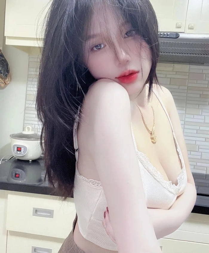 Gái xinh Việt Nam mặc áo trắng mỏng gợi cảm
