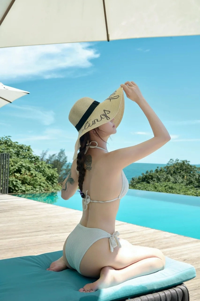 Gái xinh Việt Nam mặc bikini màu trắng
