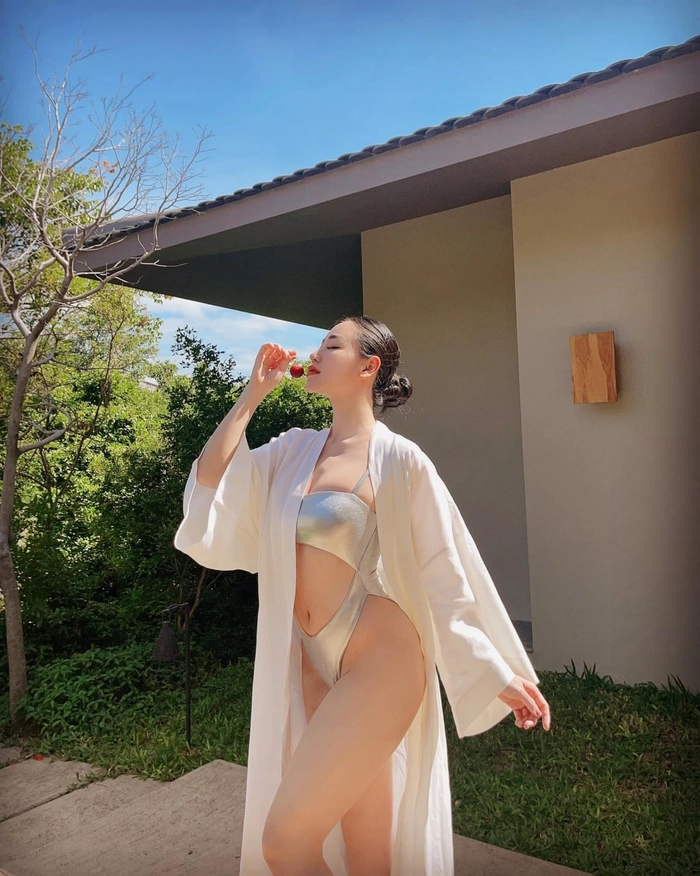 Gái xinh bikini mông to