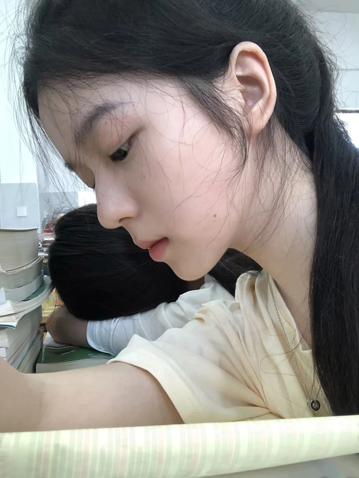 Gái xinh cấp 3 chụp góc nghiêng