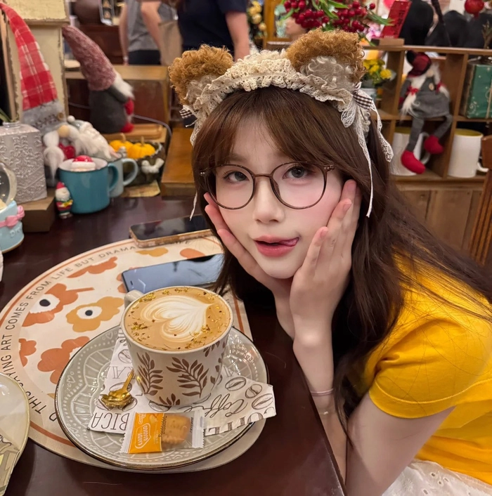 Gái xinh cấp 3 đeo kính