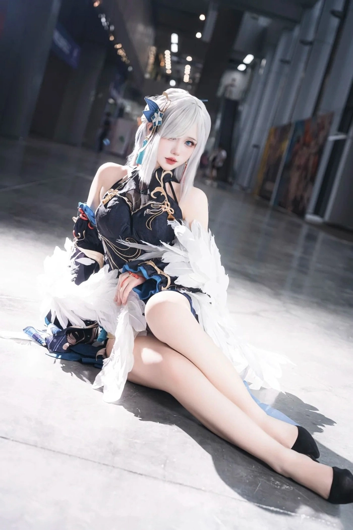 Gái xinh cosplay Genshin tạo dáng sexy