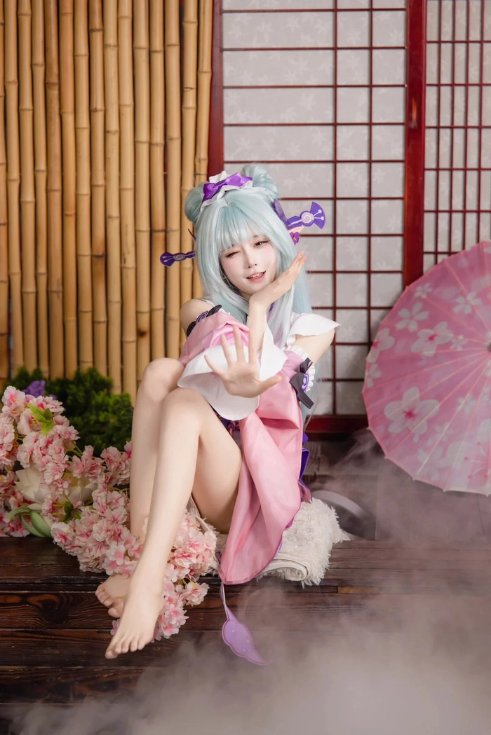 Gái xinh cosplay Genshin tạo dáng thần thái