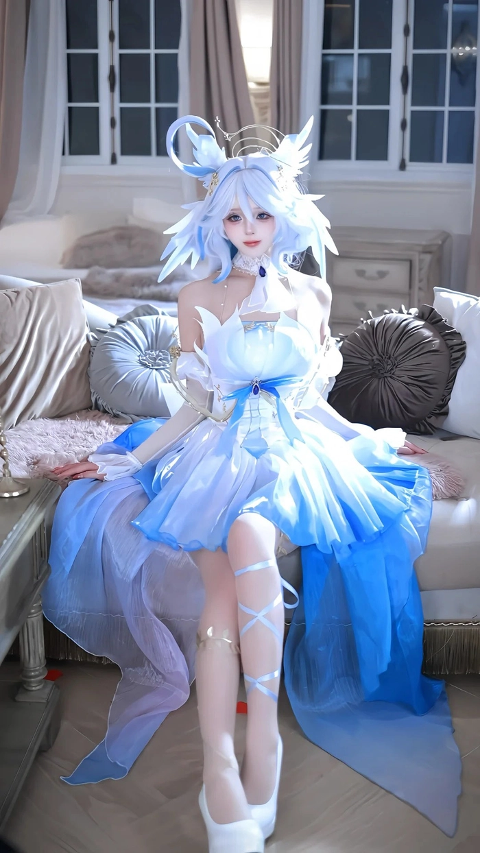 Gái xinh cosplay Genshin với phụ kiện đầy đủ