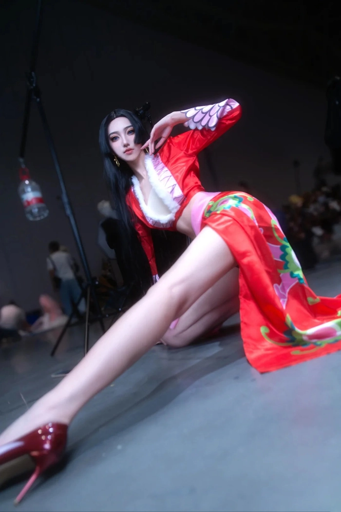 Gái xinh cosplay One Piece chân dài