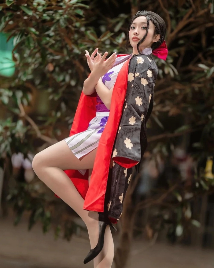 Gái xinh cosplay One Piece với váy ngắn