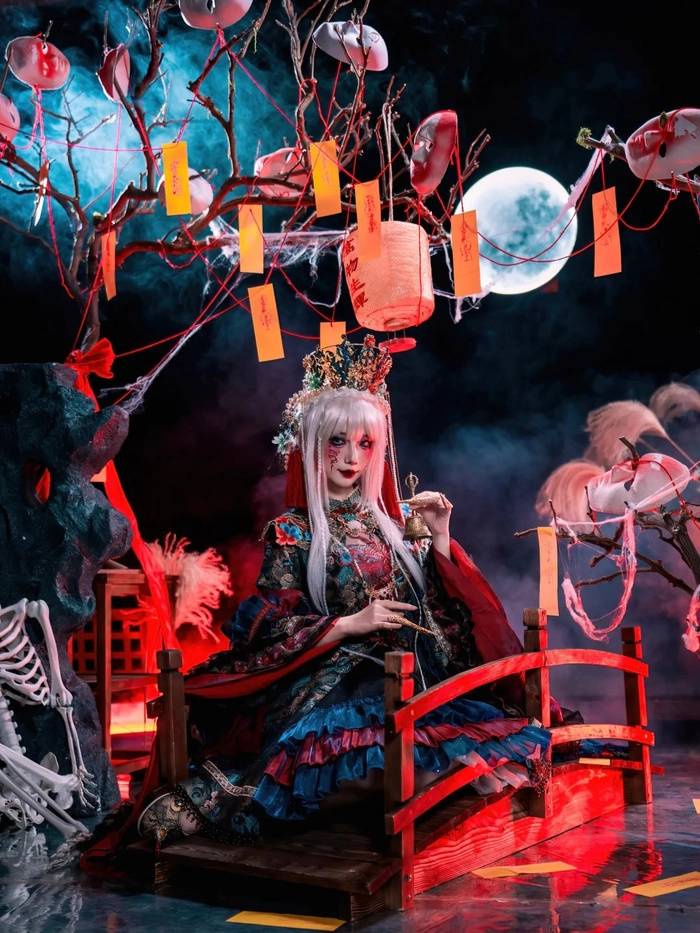 Gái xinh cosplay con ma giữa đêm khuya