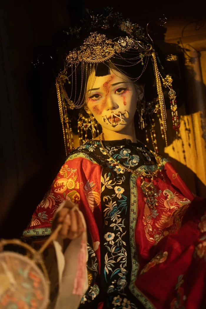 Gái xinh cosplay con ma giữa nghĩa trang